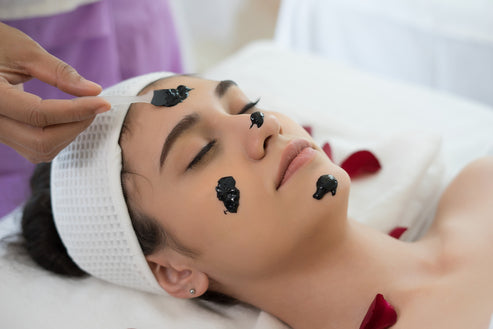 Photo of woman getting facial treatment at a spa. ToMA Glass Straws make it easy for spa guests to sip during and after facial treatments of al kinds, and add luxury and elegance. Photo: jcomp # freepiks.com